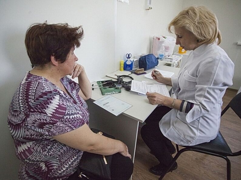 udać się do lekarza na zapalenie stawów