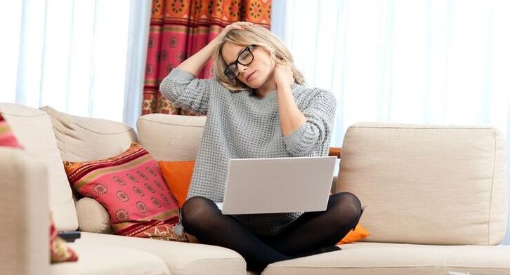 Uczucie zmęczenia szyi często sygnalizuje osteochondrozę szyjną. 